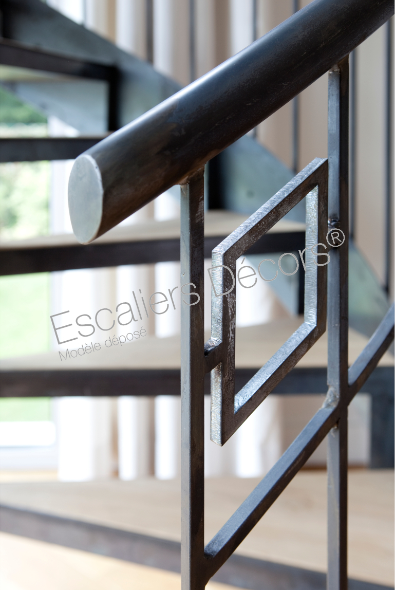 DH94 - SPIR'DÉCO® Caisson. Escalier intérieur métal et bois hélicoïdal pour une décoration de style Art Déco. Vue 2